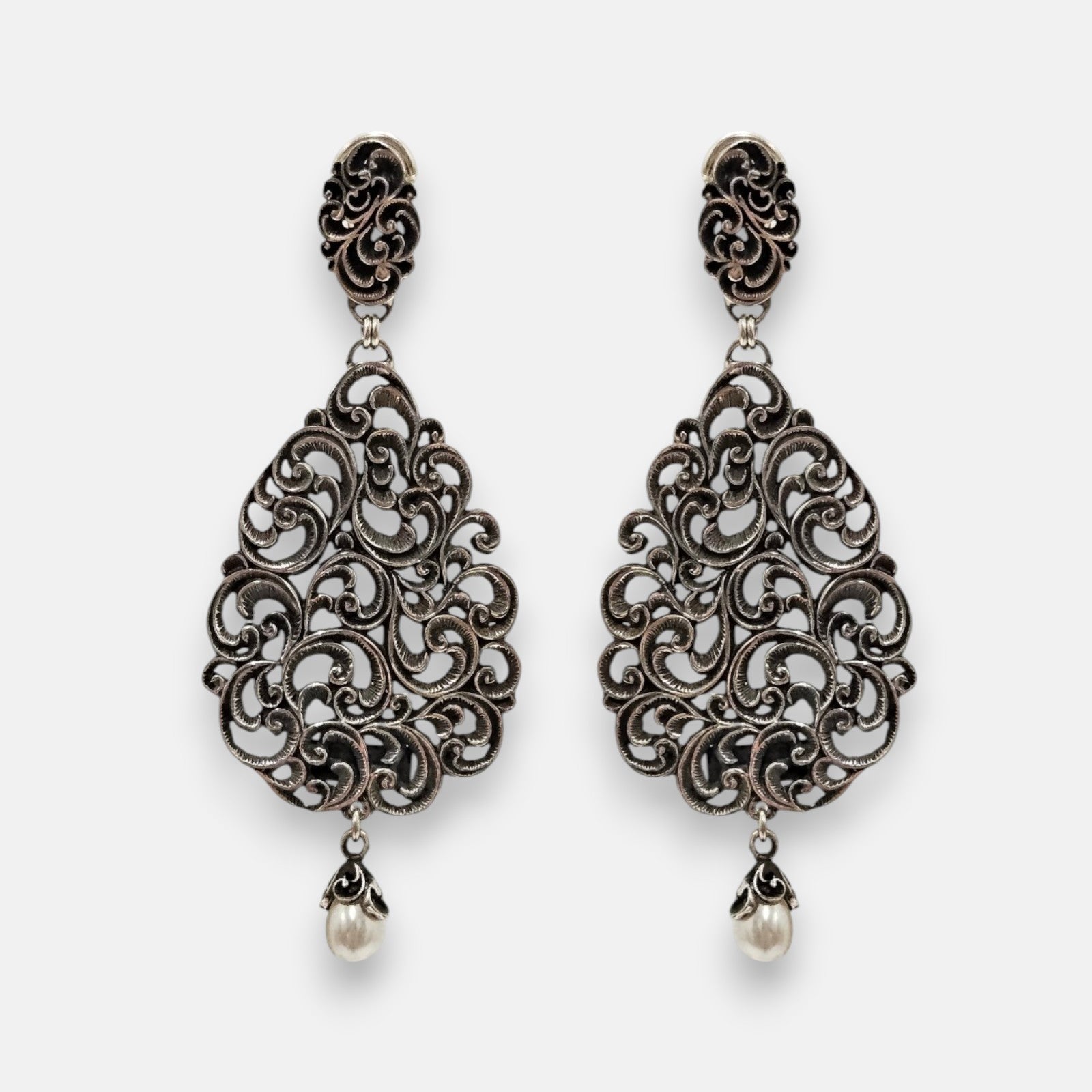 pendientes Tiziana de Maria e Luisa Jewels en plata 925 calada con lágrima y perla colgante.