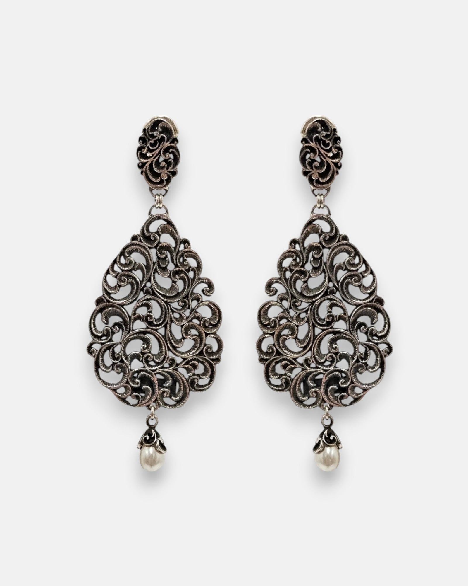 pendientes Tiziana de Maria e Luisa Jewels en plata 925 calada con lágrima y perla colgante.