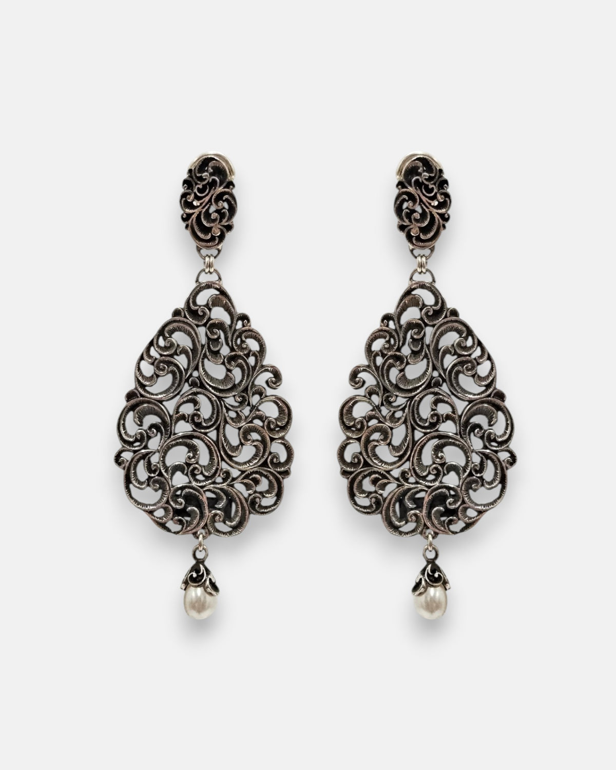 pendientes Tiziana de Maria e Luisa Jewels en plata 925 calada con lágrima y perla colgante.