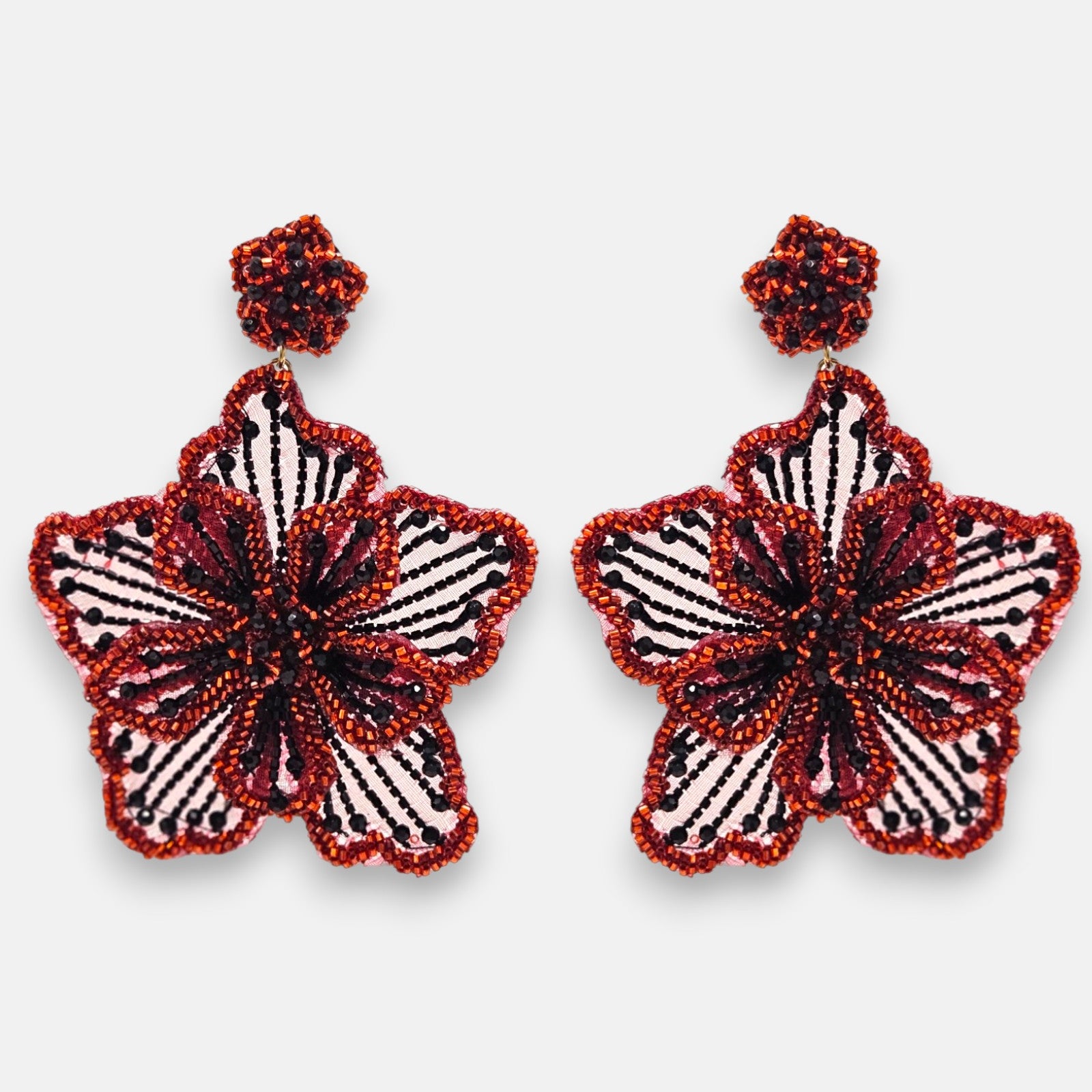 pendientes Fleur Terracota de Olivia Dar bordados a mano en microcuentas de cristal terracota y negro.