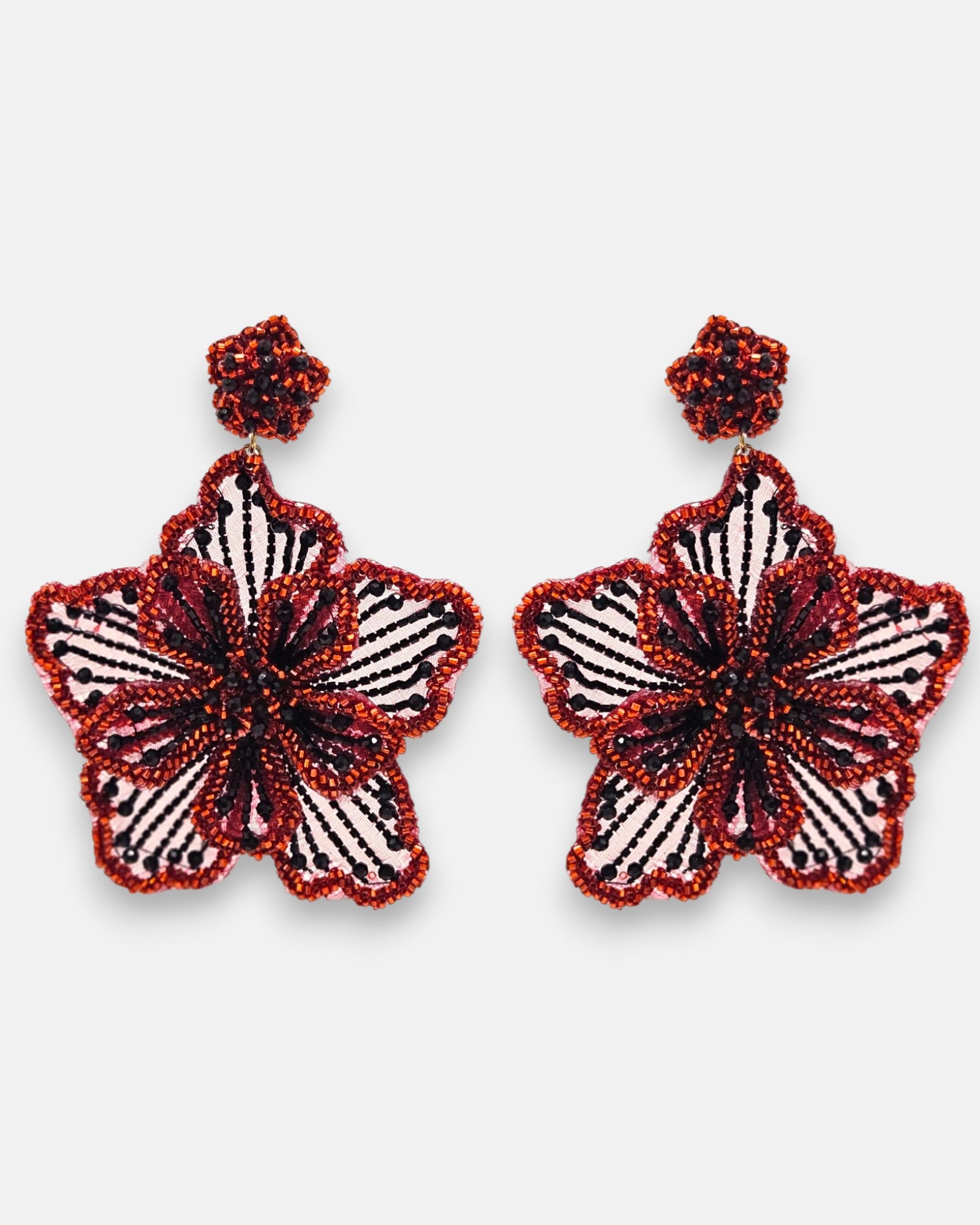 pendientes Fleur Terracota de Olivia Dar bordados a mano en microcuentas de cristal terracota y negro.