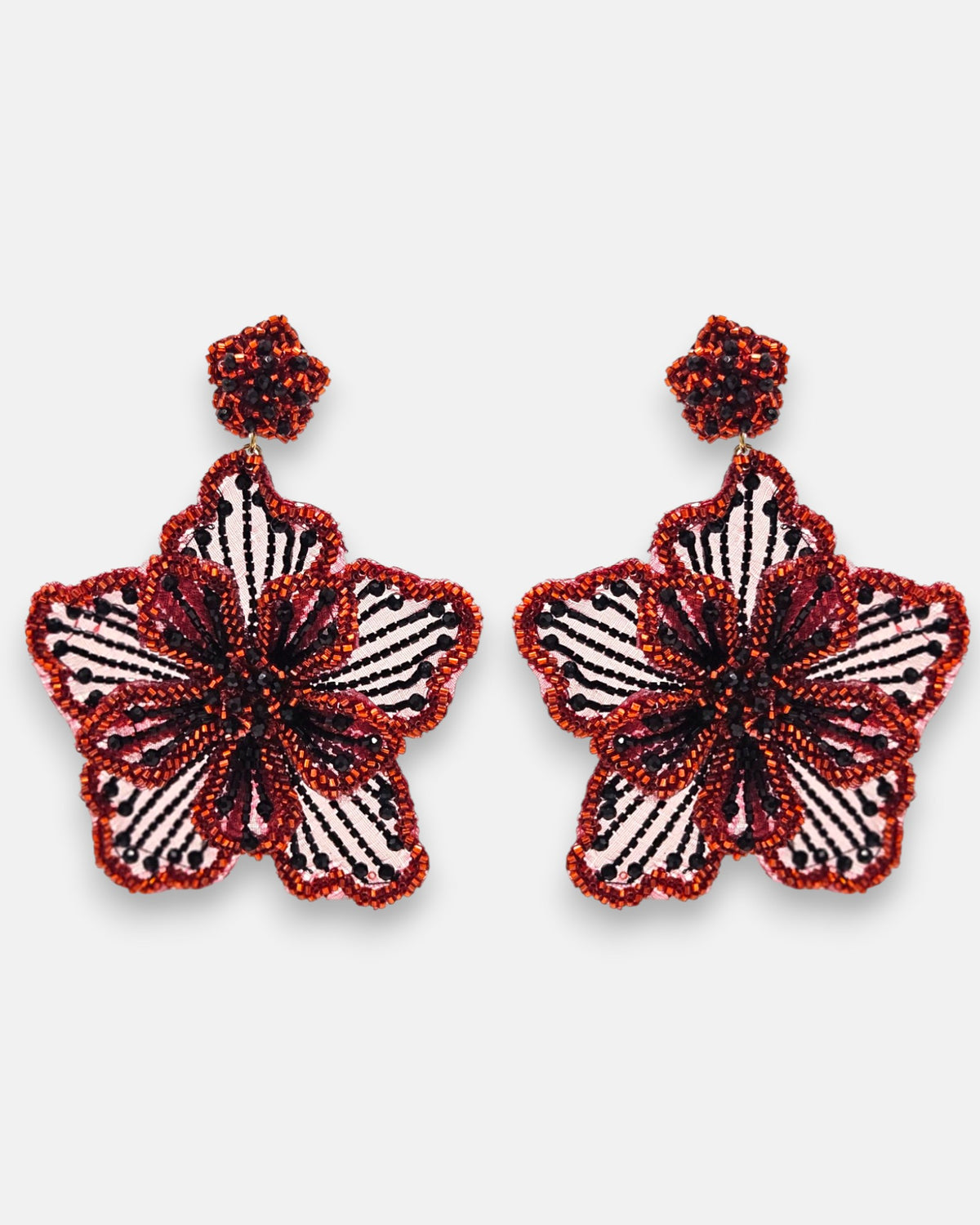 pendientes Fleur Terracota de Olivia Dar bordados a mano en microcuentas de cristal terracota y negro.