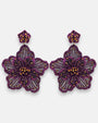 pendientes Fleur Violette de Olivia Dar bordados a mano en cuentas de cristal violetas y doradas.