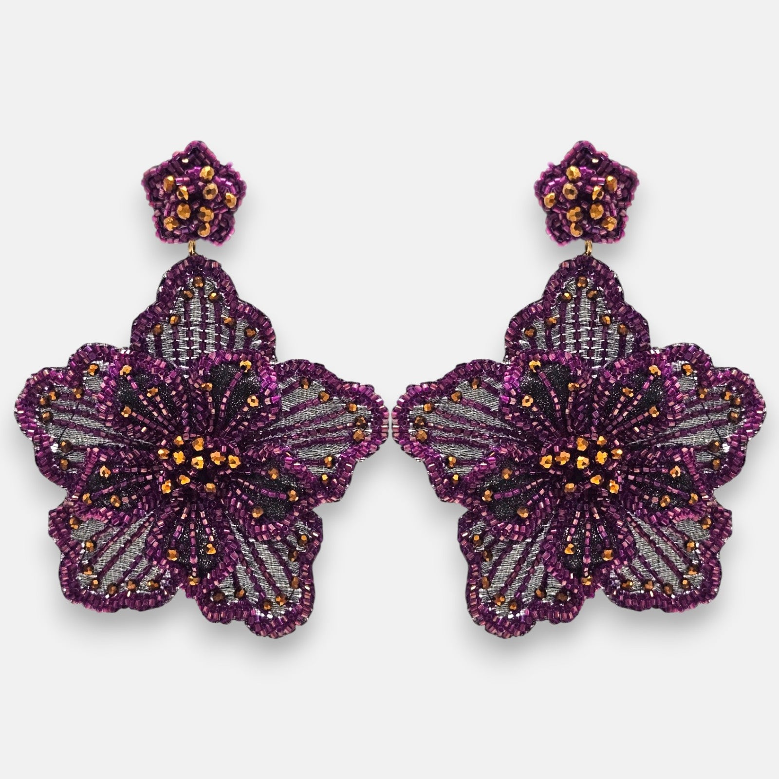 pendientes Fleur Violette de Olivia Dar bordados a mano en cuentas de cristal violetas y doradas.
