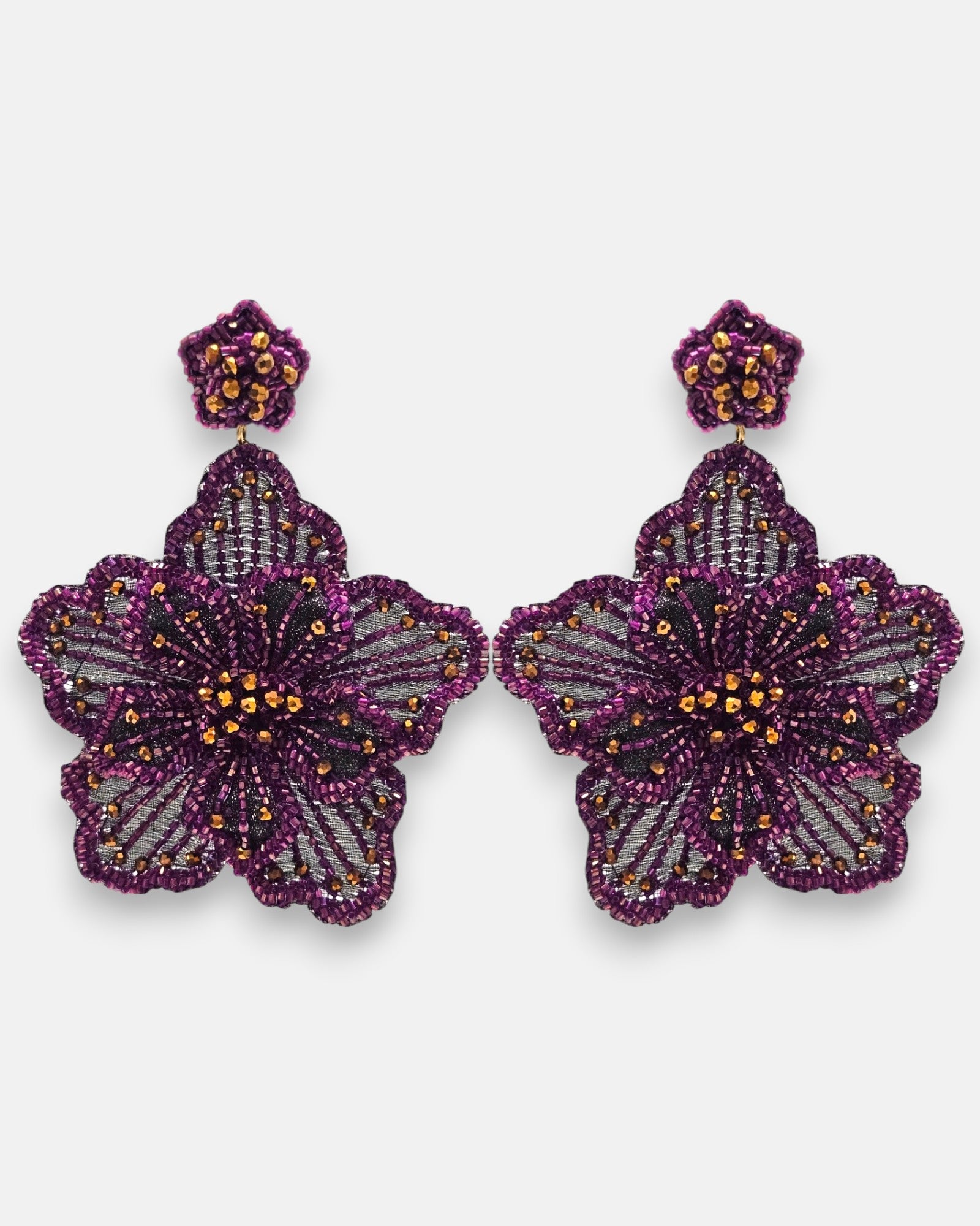 pendientes Fleur Violette de Olivia Dar bordados a mano en cuentas de cristal violetas y doradas.