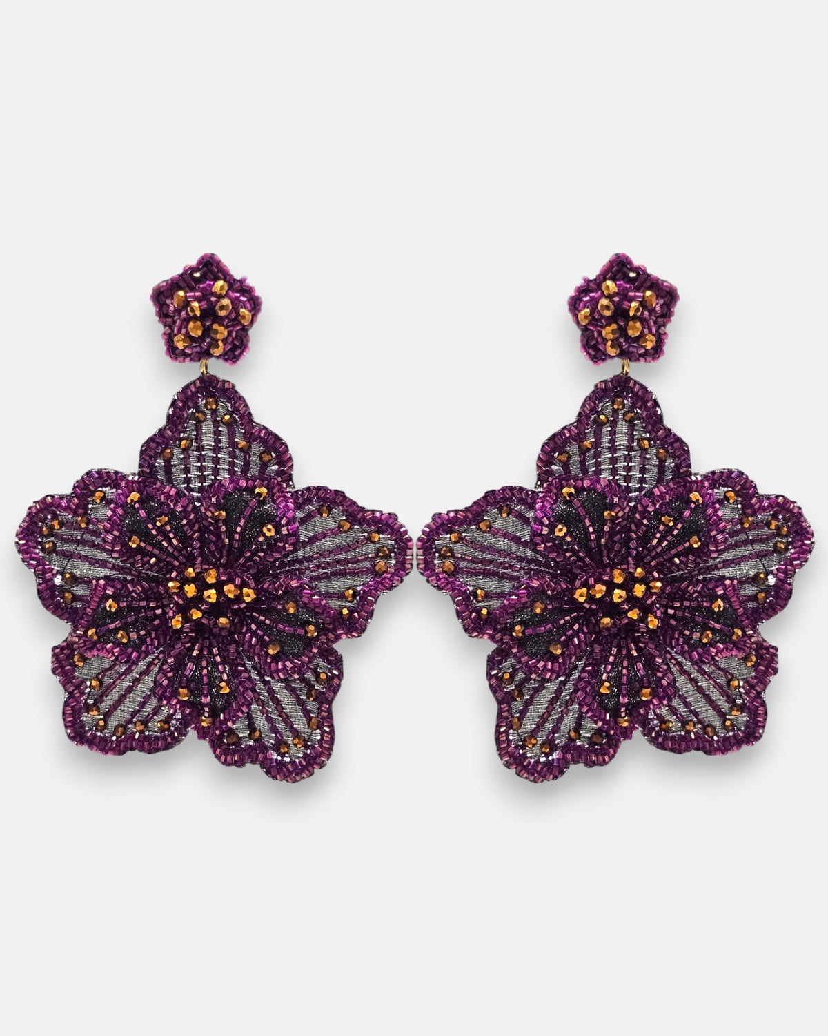 pendientes Fleur Violette de Olivia Dar bordados a mano en cuentas de cristal violetas y doradas.