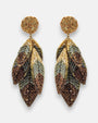 pendientes Feuille Bronze de Olivia Dar bordados a mano con hojas superpuestas en tonos bronce, verde olivo y dorado.