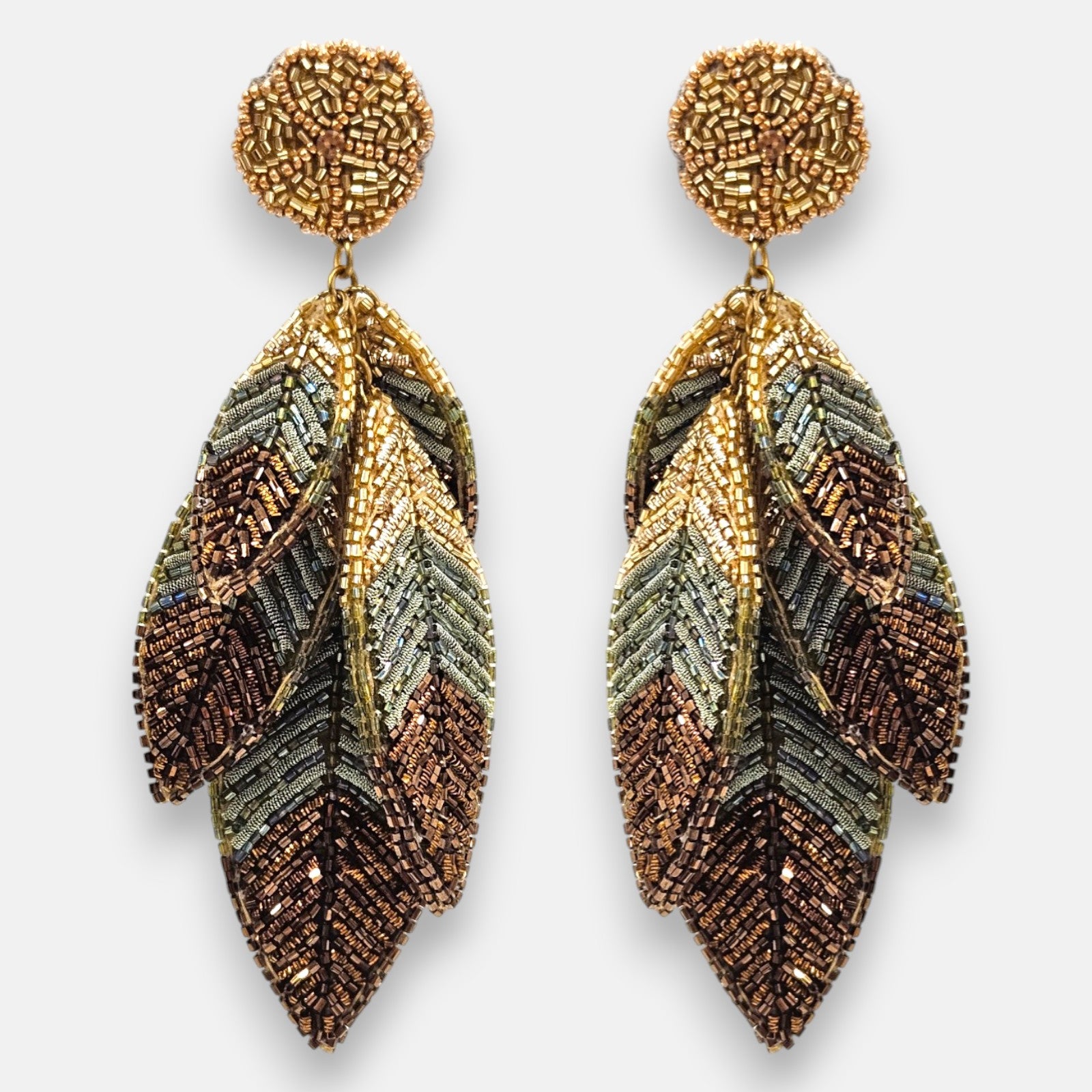 pendientes Feuille Bronze de Olivia Dar bordados a mano con hojas superpuestas en tonos bronce, verde olivo y dorado.