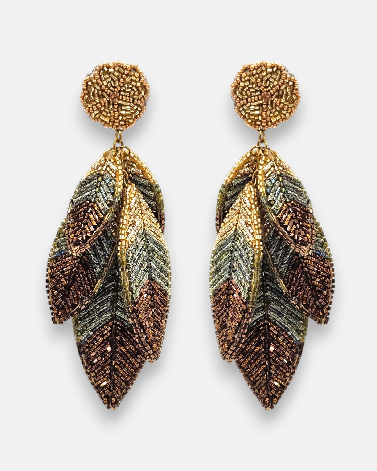 pendientes Feuille Bronze de Olivia Dar bordados a mano con hojas superpuestas en tonos bronce, verde olivo y dorado.