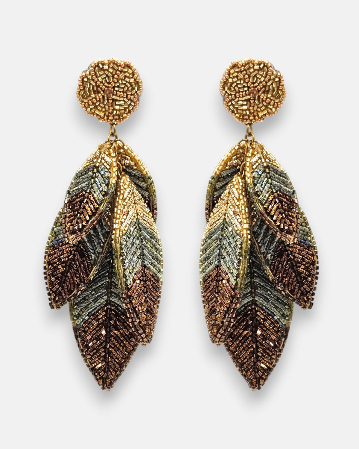 pendientes Feuille Bronze de Olivia Dar bordados a mano con hojas superpuestas en tonos bronce, verde olivo y dorado.