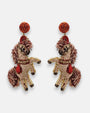 pendientes Cheval Rampant de Olivia Dar bordados a mano con motivo de caballo encabritado y botón terracota.