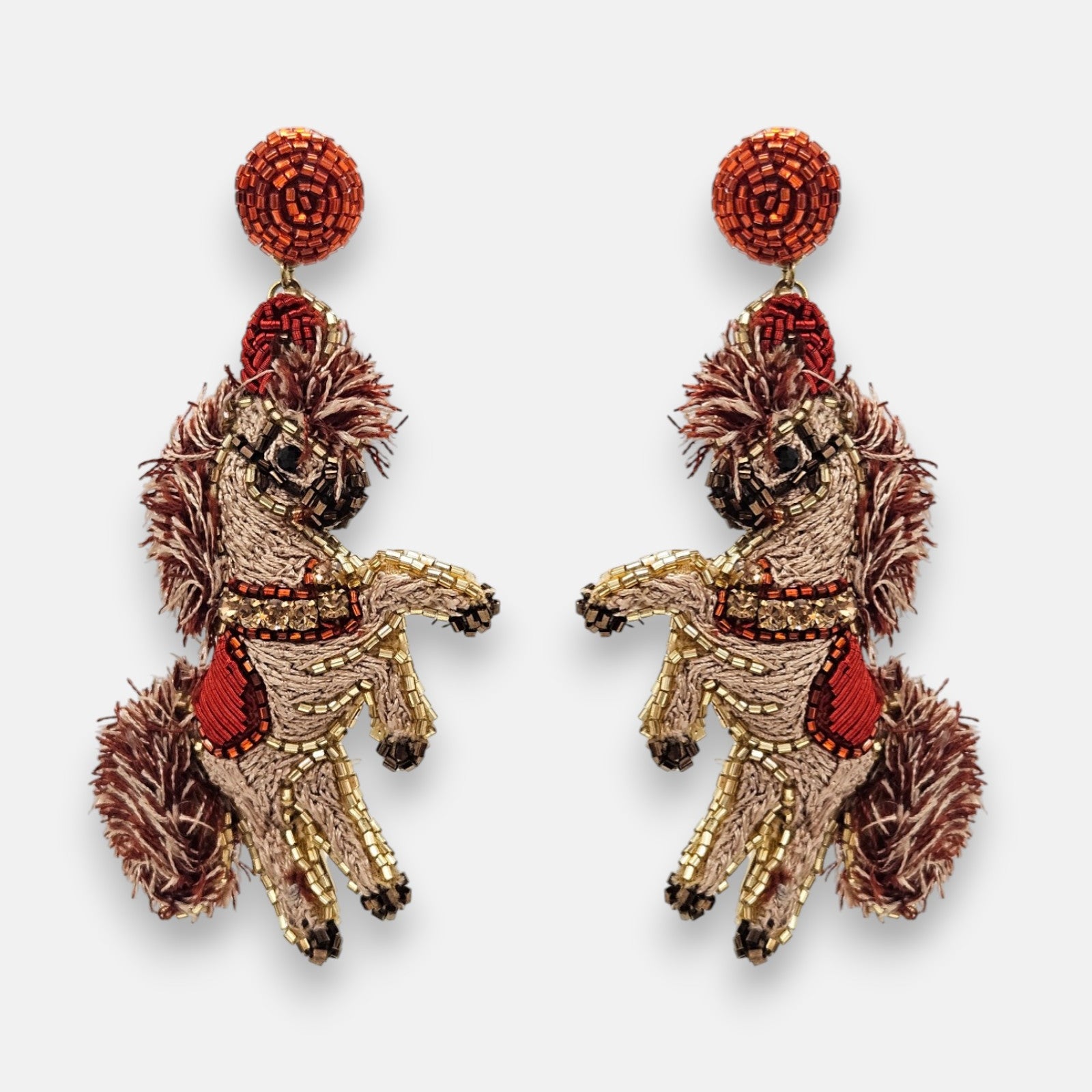 pendientes Cheval Rampant de Olivia Dar bordados a mano con motivo de caballo encabritado y botón terracota.