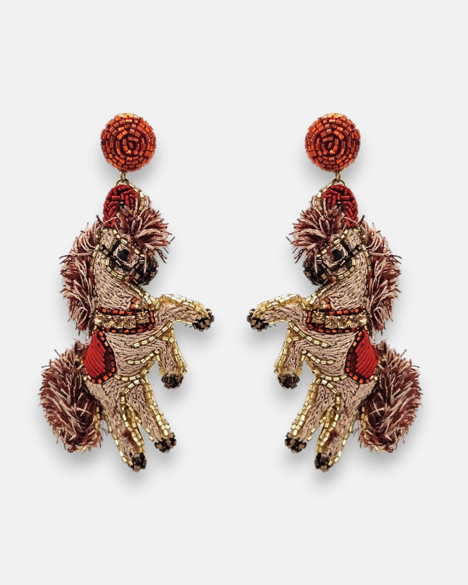 pendientes Cheval Rampant de Olivia Dar bordados a mano con motivo de caballo encabritado y botón terracota.