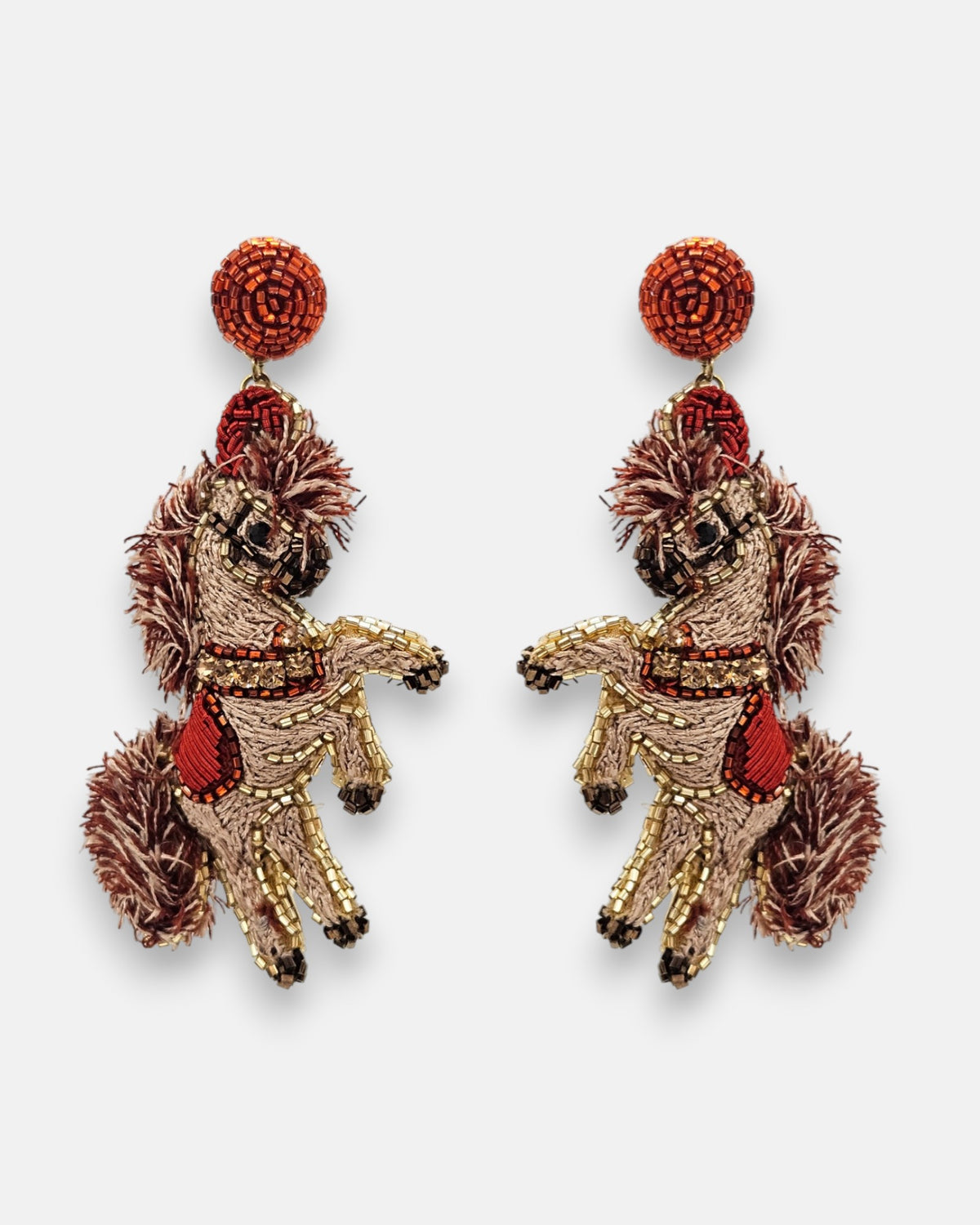pendientes Cheval Rampant de Olivia Dar bordados a mano con motivo de caballo encabritado y botón terracota.