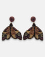 pendientes Papillon de Nuit Violet et Bronze de Olivia Dar bordados a mano con motivo de mariposa nocturna en violeta, cobrizo y dorado.