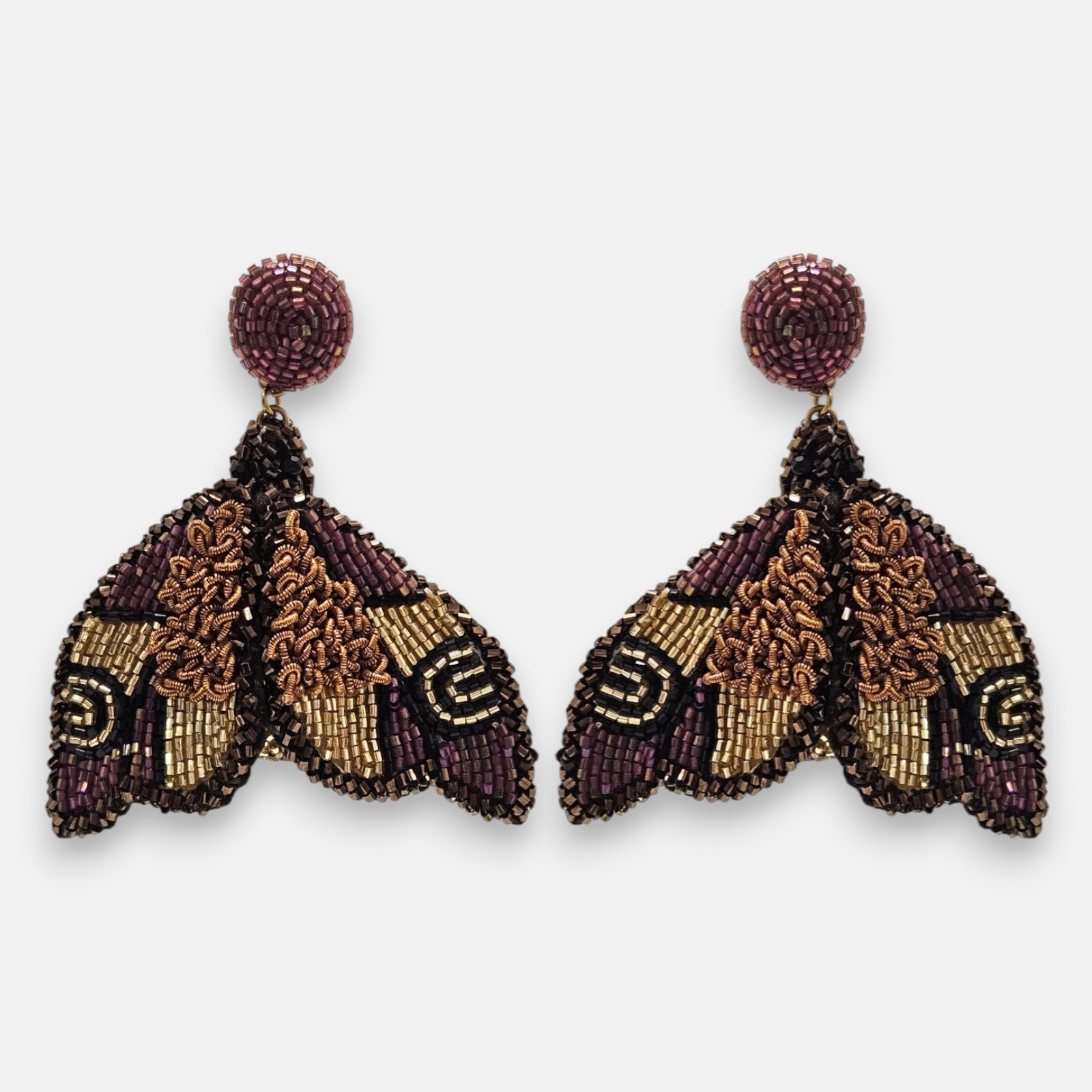 pendientes Papillon de Nuit Violet et Bronze de Olivia Dar bordados a mano con motivo de mariposa nocturna en violeta, cobrizo y dorado.