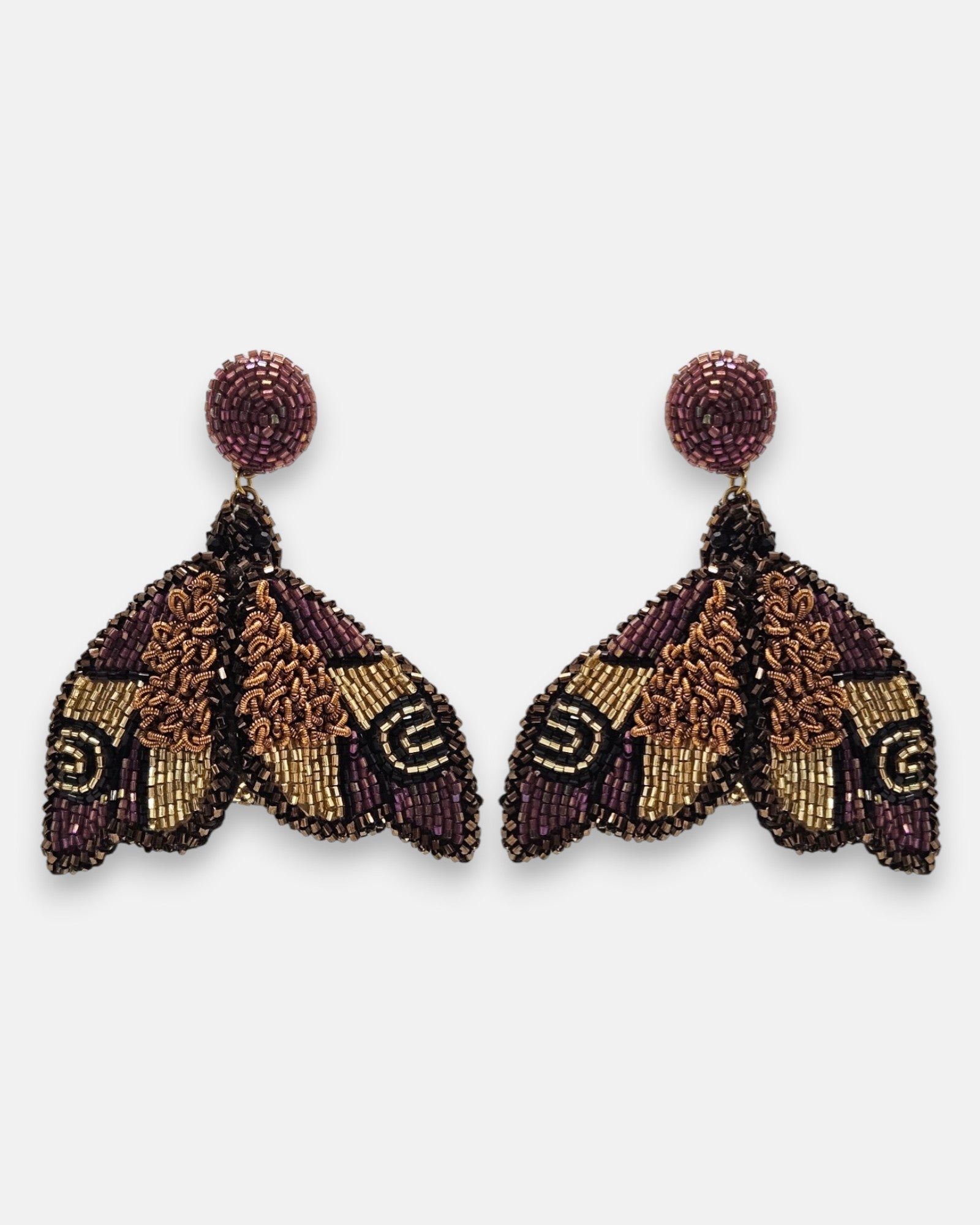 pendientes Papillon de Nuit Violet et Bronze de Olivia Dar bordados a mano con motivo de mariposa nocturna en violeta, cobrizo y dorado.