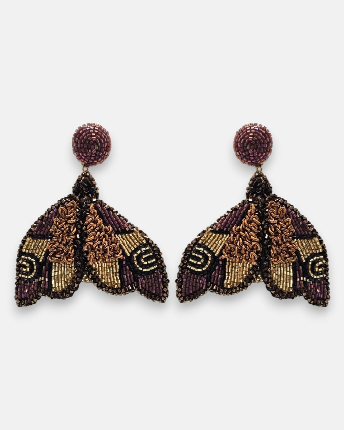 pendientes Papillon de Nuit Violet et Bronze de Olivia Dar bordados a mano con motivo de mariposa nocturna en violeta, cobrizo y dorado.