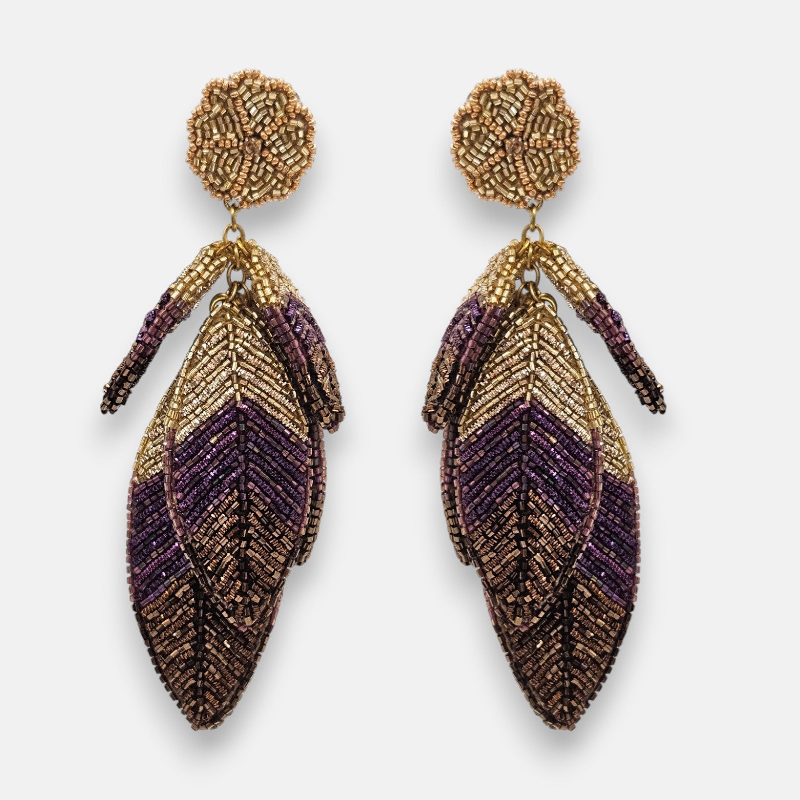 pendientes Feuille Violette de Olivia Dar bordados a mano con diseño de hojas superpuestas en tonos violeta y bronce.