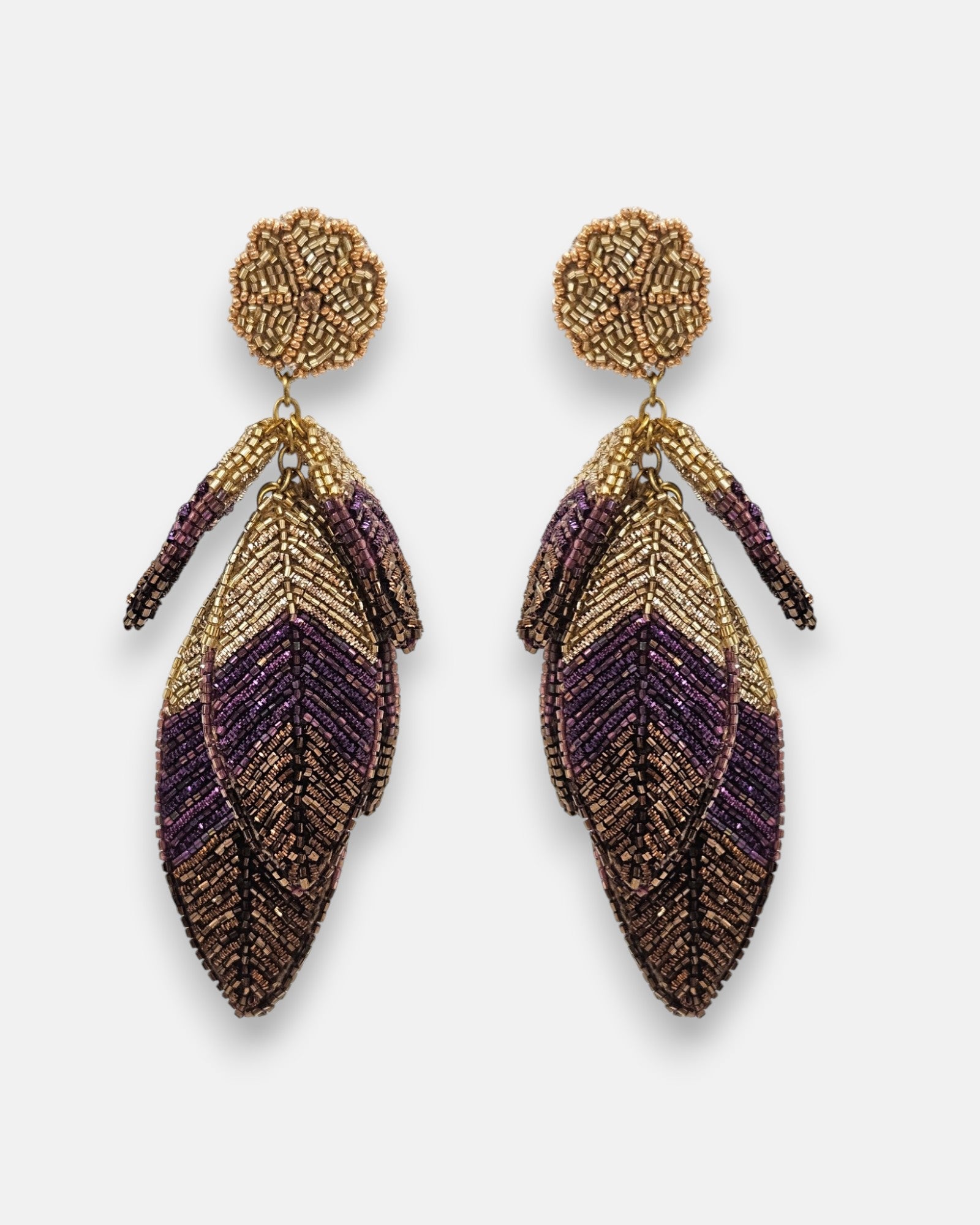 pendientes Feuille Violette de Olivia Dar bordados a mano con diseño de hojas superpuestas en tonos violeta y bronce.