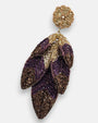 primer plano macro del pendiente Feuille Violette, permitiendo apreciar el tramado en espiga de las microcuentas violeta, bronce y doradas.