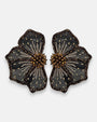 pendientes Fleur Noire et Bronze de Olivia Dar bordados a mano con forma de flor negra y detalles bronce.