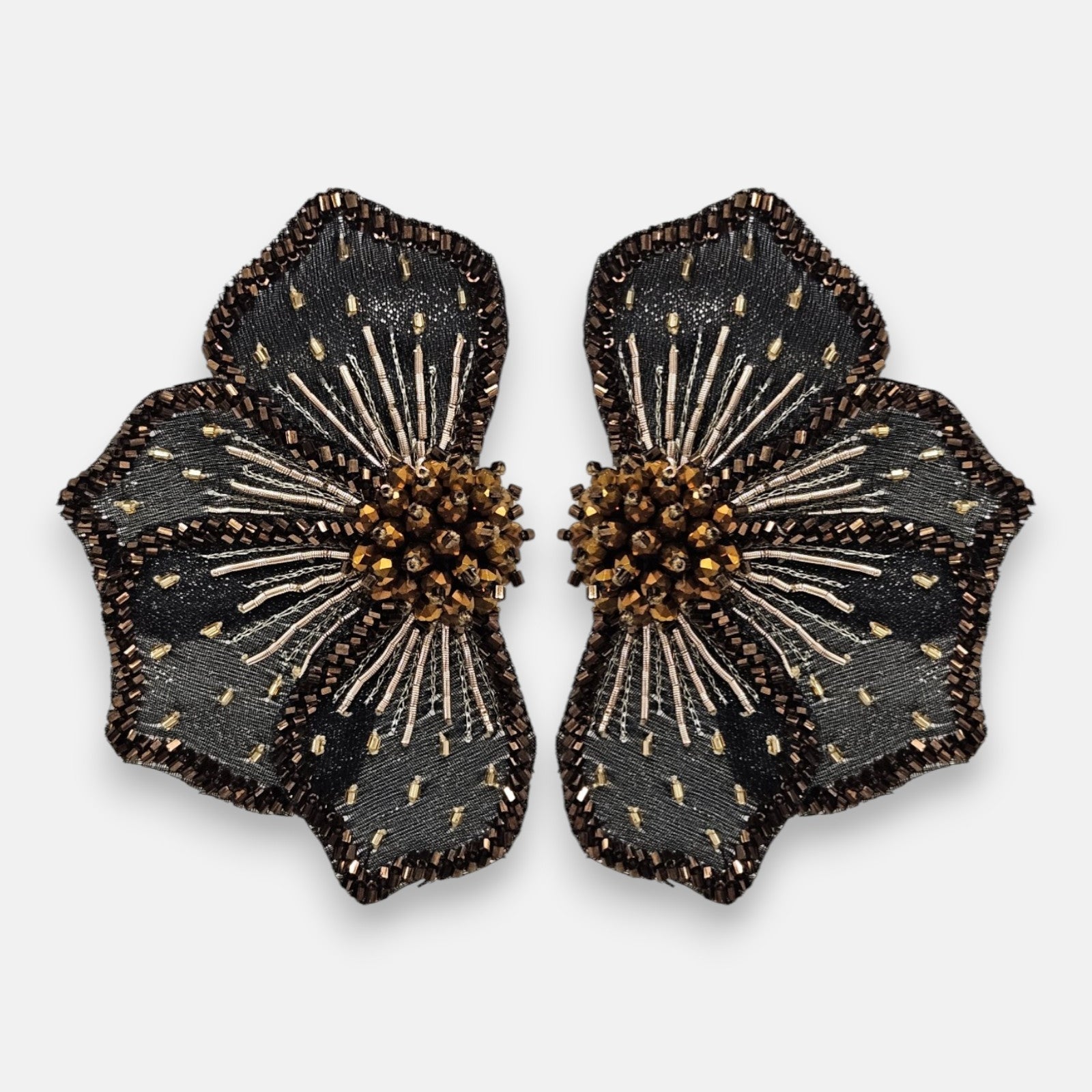 pendientes Fleur Noire et Bronze de Olivia Dar bordados a mano con forma de flor negra y detalles bronce.