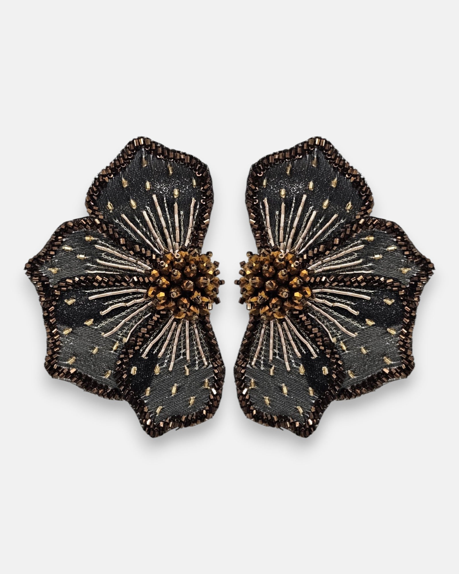 pendientes Fleur Noire et Bronze de Olivia Dar bordados a mano con forma de flor negra y detalles bronce.