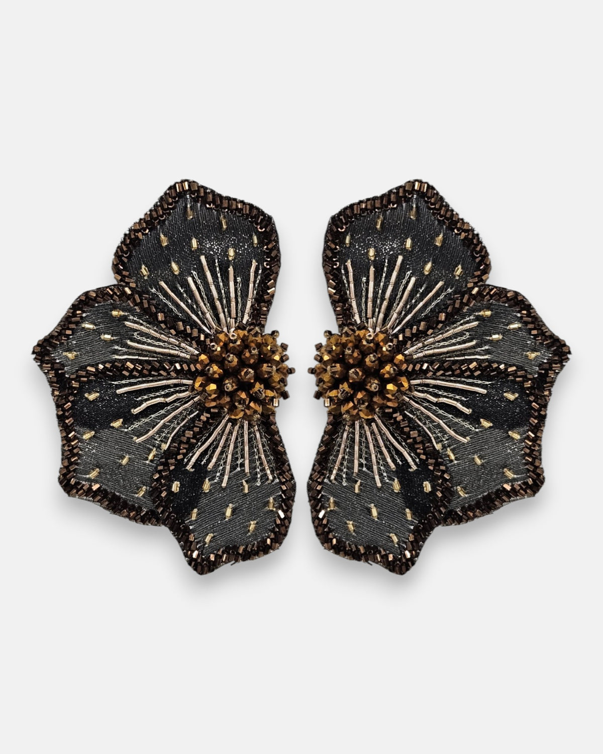 pendientes Fleur Noire et Bronze de Olivia Dar bordados a mano con forma de flor negra y detalles bronce.
