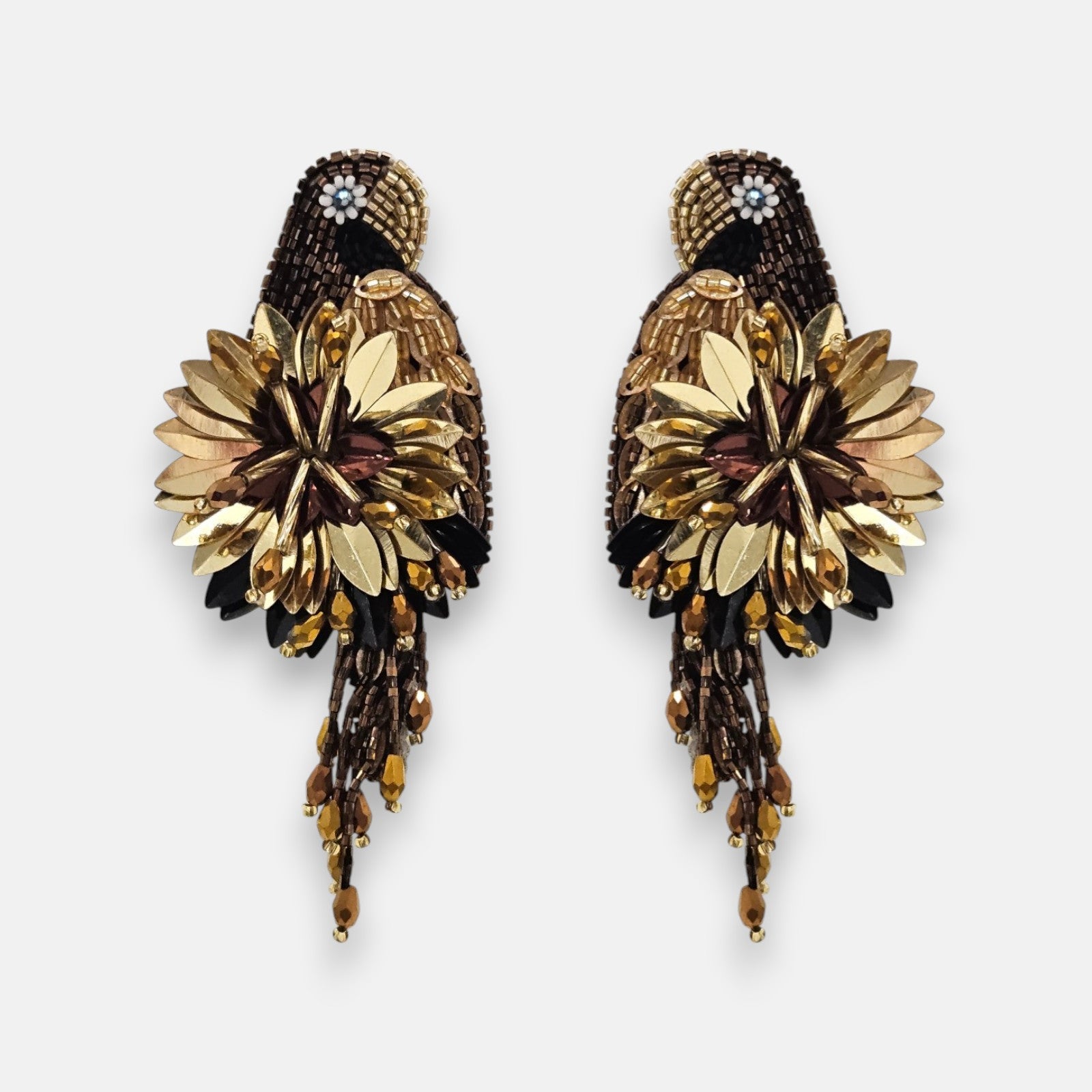 pendientes Perroquet de Olivia Dar bordados a mano en forma de ave del paraíso en tonos oro, bronce y negro.