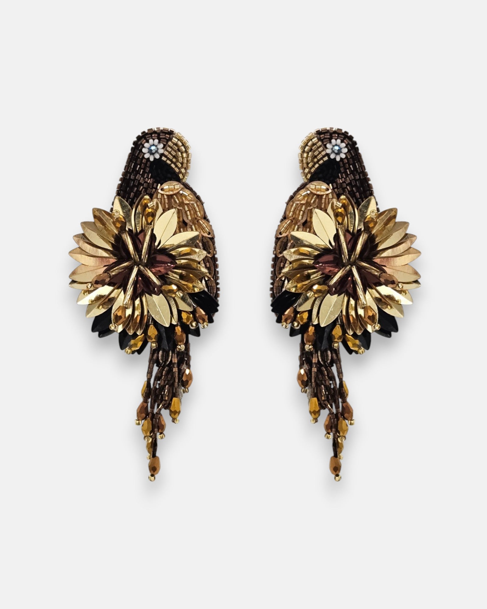 pendientes Perroquet de Olivia Dar bordados a mano en forma de ave del paraíso en tonos oro, bronce y negro.
