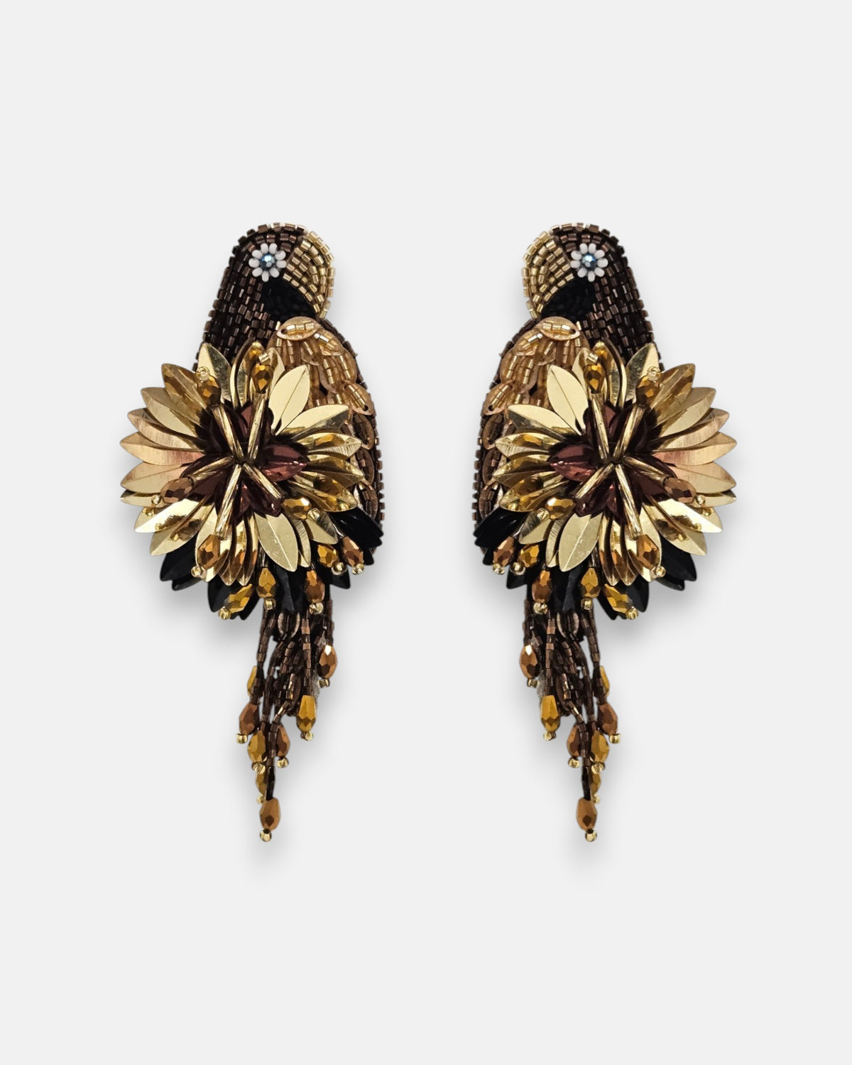 pendientes Perroquet de Olivia Dar bordados a mano en forma de ave del paraíso en tonos oro, bronce y negro.
