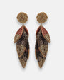 pendientes Feuille Terracota de Olivia Dar bordados a mano con hojas superpuestas en tonos terracota, bronce y dorado.