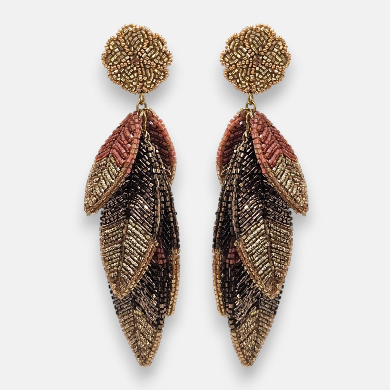 pendientes Feuille Terracota de Olivia Dar bordados a mano con hojas superpuestas en tonos terracota, bronce y dorado.