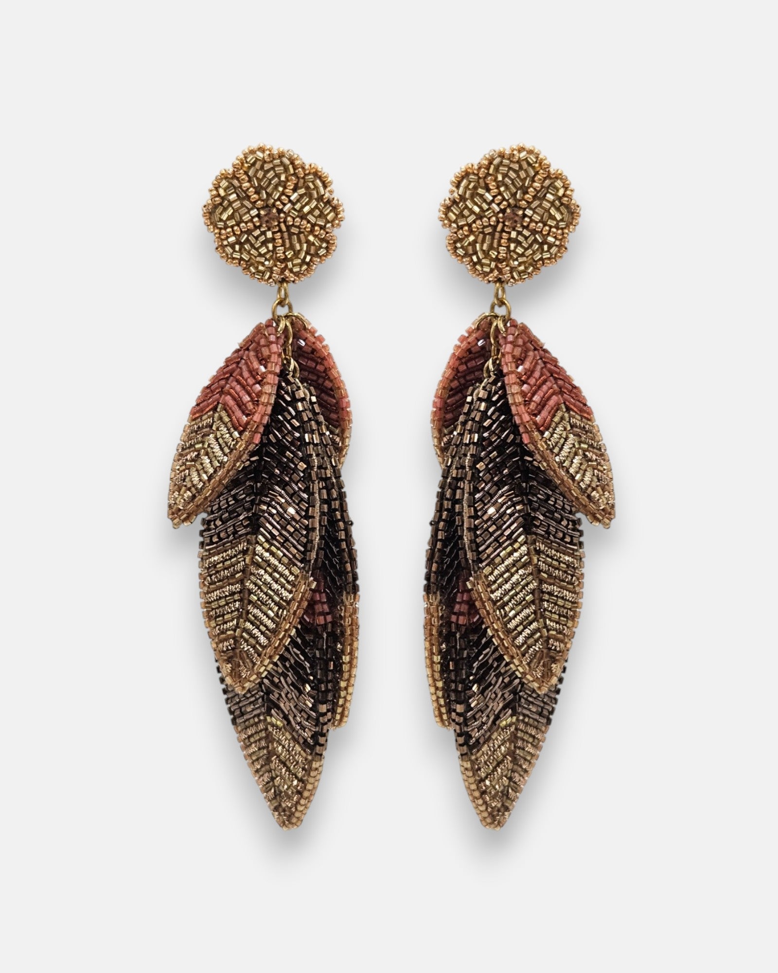 pendientes Feuille Terracota de Olivia Dar bordados a mano con hojas superpuestas en tonos terracota, bronce y dorado.