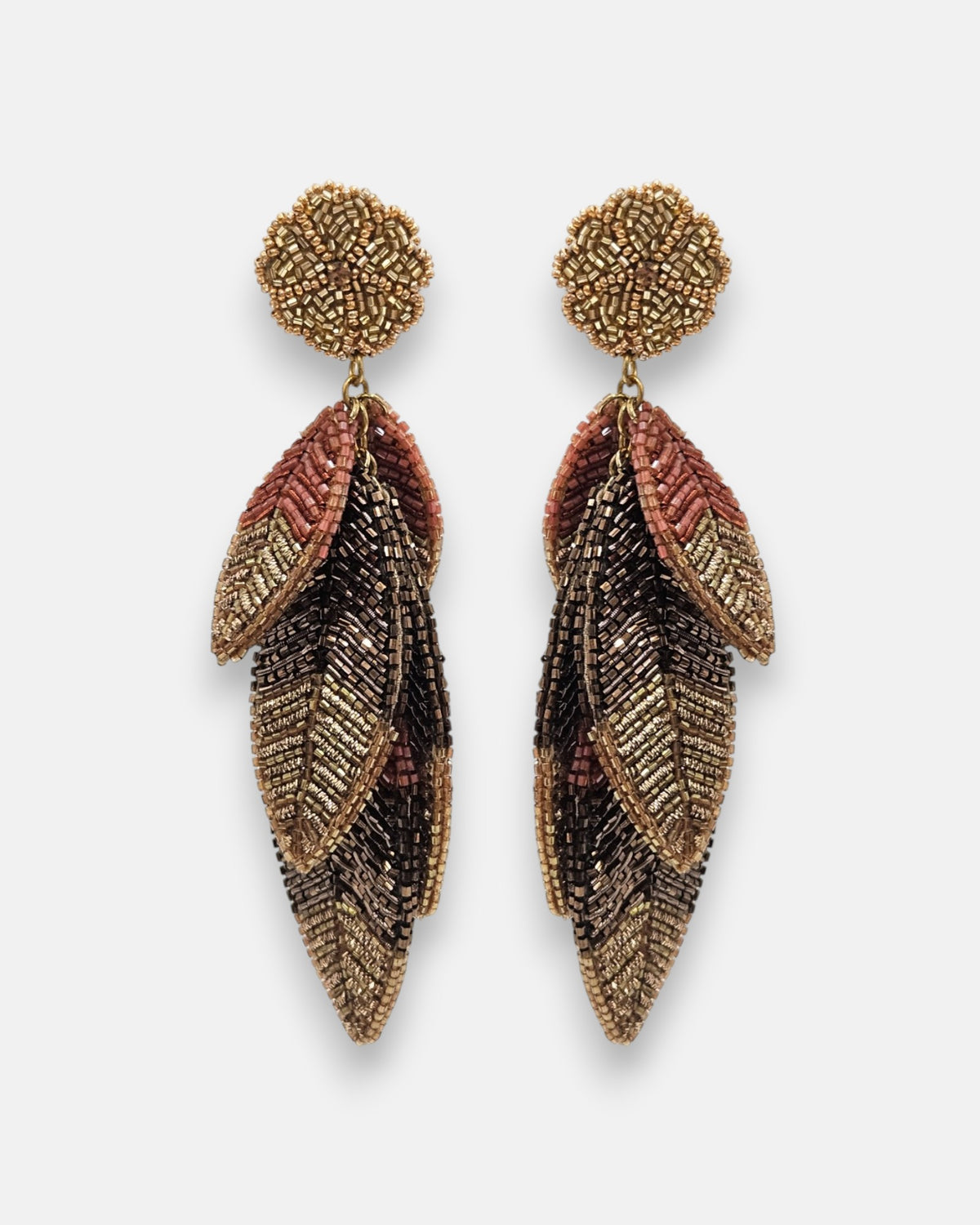 pendientes Feuille Terracota de Olivia Dar bordados a mano con hojas superpuestas en tonos terracota, bronce y dorado.