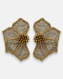 pendientes Fleur Dorée et Argent de Olivia Dar bordados a mano con forma de flor en malla plata y bordes dorados.