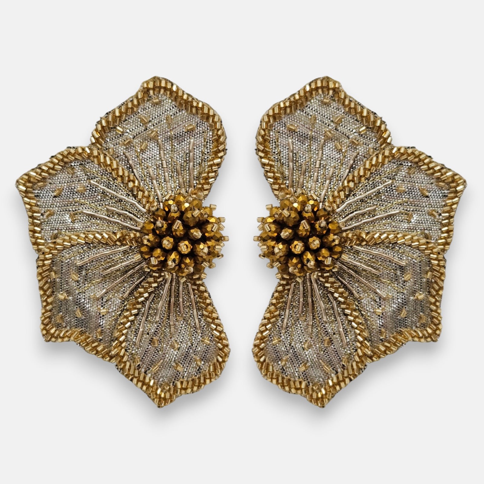 pendientes Fleur Dorée et Argent de Olivia Dar bordados a mano con forma de flor en malla plata y bordes dorados.