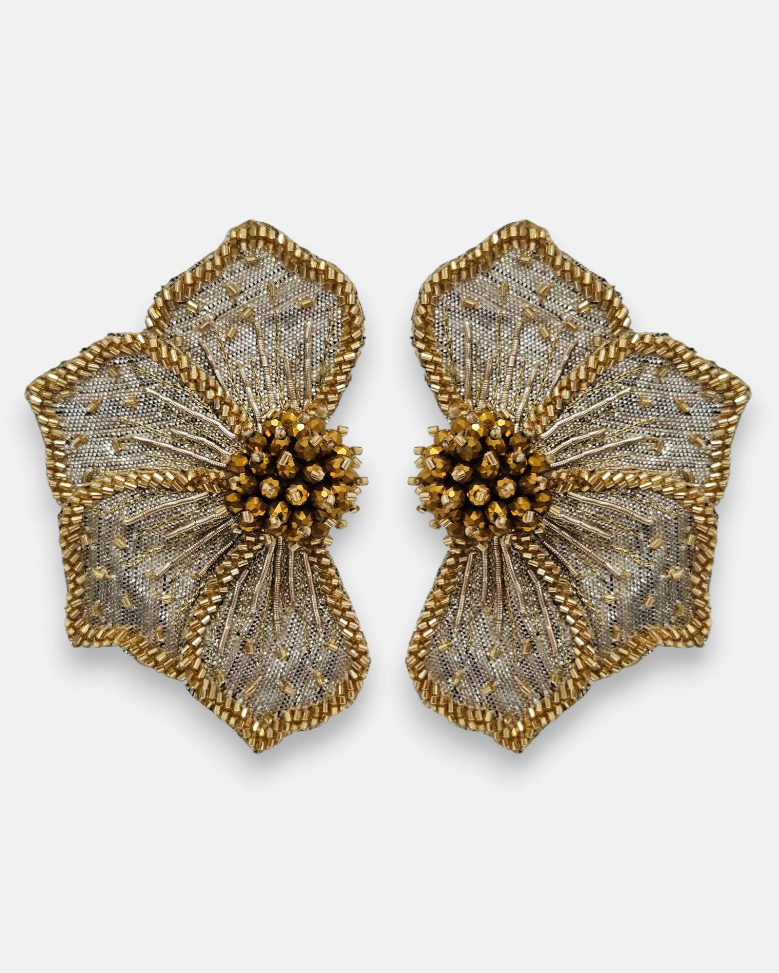 pendientes Fleur Dorée et Argent de Olivia Dar bordados a mano con forma de flor en malla plata y bordes dorados.