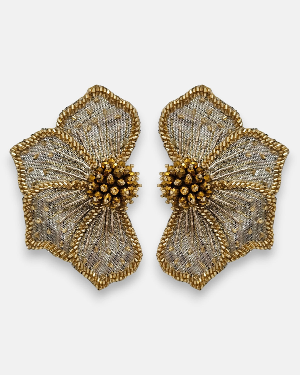 pendientes Fleur Dorée et Argent de Olivia Dar bordados a mano con forma de flor en malla plata y bordes dorados.