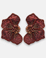 pendientes Fleur Rouge et Bronze de Olivia Dar bordados a mano con forma de flor en malla rojo rubí y bordes bronce.