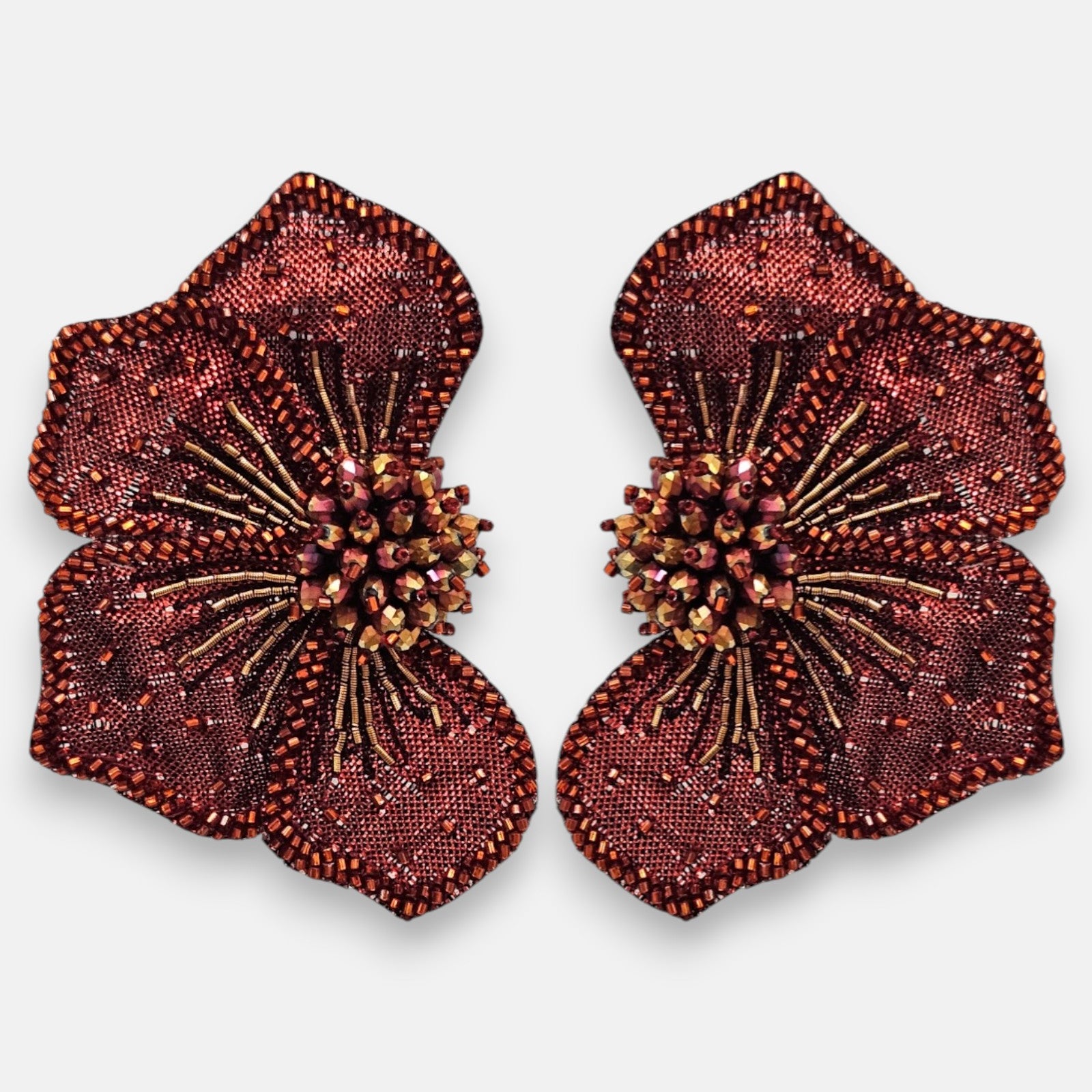 pendientes Fleur Rouge et Bronze de Olivia Dar bordados a mano con forma de flor en malla rojo rubí y bordes bronce.