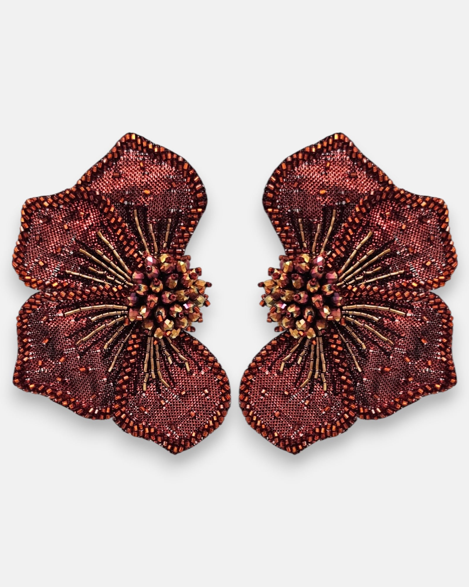 pendientes Fleur Rouge et Bronze de Olivia Dar bordados a mano con forma de flor en malla rojo rubí y bordes bronce.