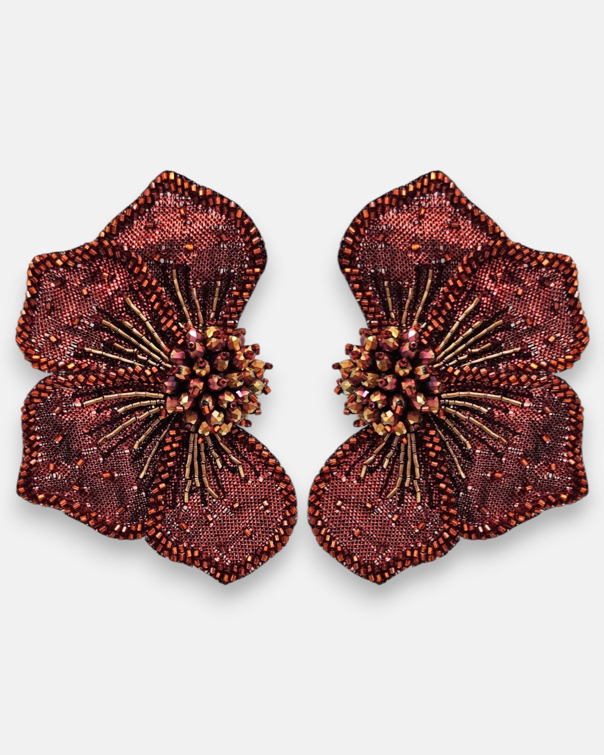 pendientes Fleur Rouge et Bronze de Olivia Dar bordados a mano con forma de flor en malla rojo rubí y bordes bronce.