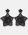 pendientes Fleur Noire de Olivia Dar bordados a mano en microcuentas de cristal negro azabache y bronce.