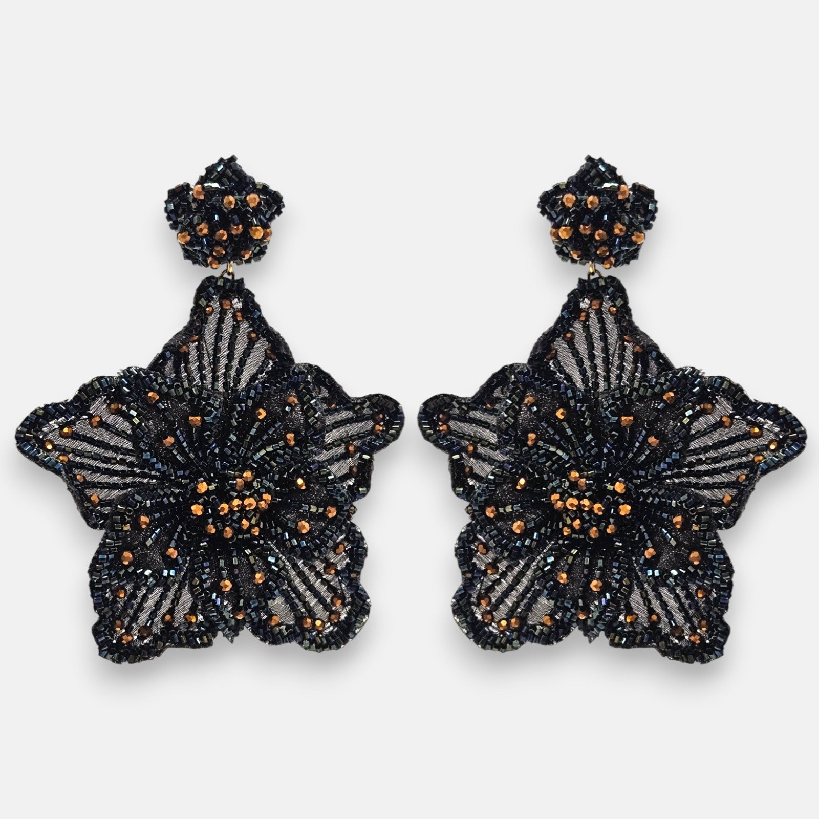 pendientes Fleur Noire de Olivia Dar bordados a mano en microcuentas de cristal negro azabache y bronce.