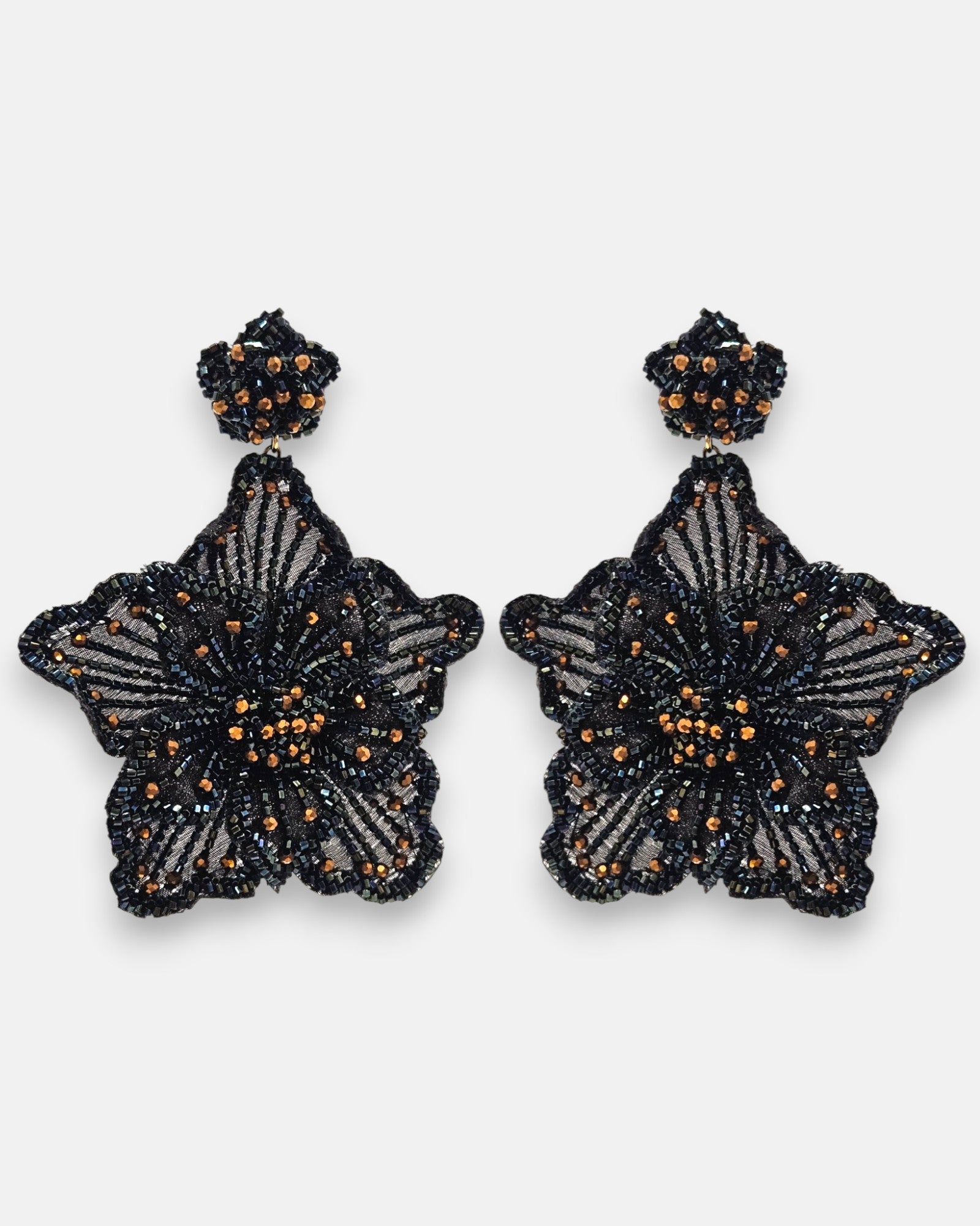 pendientes Fleur Noire de Olivia Dar bordados a mano en microcuentas de cristal negro azabache y bronce.