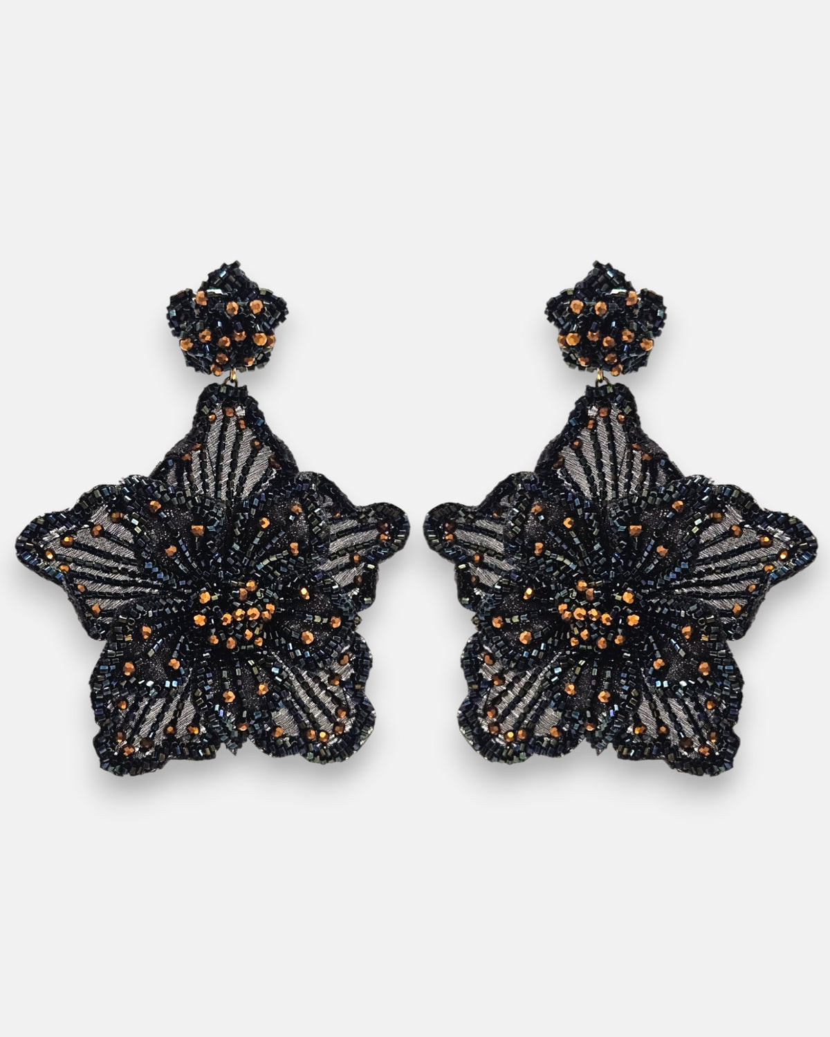 pendientes Fleur Noire de Olivia Dar bordados a mano en microcuentas de cristal negro azabache y bronce.