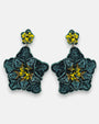 pendientes Fleur Vert et Jaune de Olivia Dar bordados a mano en microcuentas de cristal verde esmeralda y amarillo mostaza.
