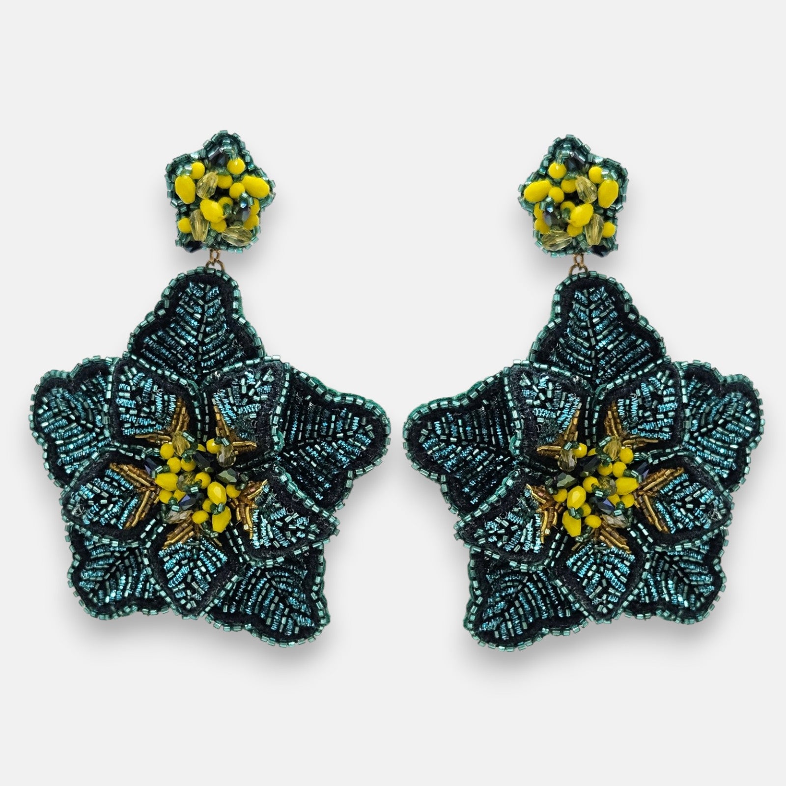 pendientes Fleur Vert et Jaune de Olivia Dar bordados a mano en microcuentas de cristal verde esmeralda y amarillo mostaza.